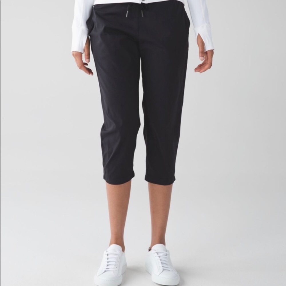 Lululemon Studio Crops Size 8 in black